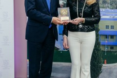 Η Μαριάννα Β. Βαρδινογιάννη απονέμει στον Βιτένις Αντριουκάιτις την τιμητική πλακέτα της «ΕΛΠΙΔΑΣ»