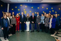Η οικογένεια της «ΕΛΠΙΔΑΣ» μαζί με τον Ευρωπαίο Επίτροπο, τον Πρέσβη της Λιθουανίας και τον καθηγητή Παναγιώτη Μπεχράκη στον Τοίχο των Αστεριών της ΕΛΠΙΔΑΣ