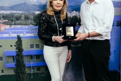 Η Μαριάννα Β. Βαρδινογιάννη απονέμει στον Παύλο Γερουλάνο την τιμητική πλακέτα του Συλλόγου "ΕΛΠΙΔΑ"