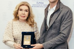 Η Μαριάννα Β. Βαρδινογιάννη απονέμει στον Κώστα Μπακογιάννη την τιμητική πλακέτα του Συλλόγου "ΕΛΠΙΔΑ"
