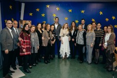Η Μαριάννα Β. Βαρδινογιάννη και ο Κώστας Μπακογιάννης με τα μέλη των Δ.Σ. των Συλλόγων «ΕΛΠΙΔΑ» και «ΟΡΑΜΑ ΕΛΠΙΔΑΣ» και μέλη του ιατρικού και νοσηλευτικού προσωπικού της Ογκολογικής Μονάδας Παίδων «Μαριάννα Β. Βαρδινογιάννη – ΕΛΠΙΔΑ»