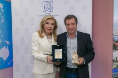 Η Μαριάννα Β. Βαρδινογιάννη τίμησε τον Δήμαρχο Αθηναίων κύριο Γιώργο Καμίνη για την στήριξή του στο έργο της "ΕΛΠΙΔΑΣ"