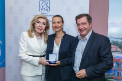 Η Μαριάννα Β. Βαρδινογιάννη με την Αδαμαντία και τον Γιώργο Καμίνη