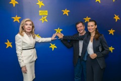 Η Μαριάννα Β. Βαρδινογιάννη με την Αδαμαντία και τον Γιώργο Καμίνη στον "Τοίχο των Αστεριών της ΕΛΠΙΔΑΣ"
