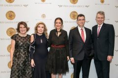 Φωτογραφικό στιγμιότυπο από τη βράβευση του Albert Burla στα Prix Galien Greece, τον Απρίλιο του 2019.  Η απονομή έγινε από την Μαριάννα Β. Βαρδινογιάννη και τον Πρέσβη των ΗΠΑ κύριο Geoffrey Pyatt