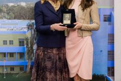 Η Μαριάννα Β. Βαρδινογιάννη απονέμει στην Ariana Rockefeller την Τιμητική Πλακέτα της ΕΛΠΙΔΑΣ