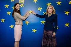 Η  Ariana Rockefeller τοποθετεί στον Τοίχο των Αστεριών της ΕΛΠΙΔΑΣ το αστέρι με το όνομά της