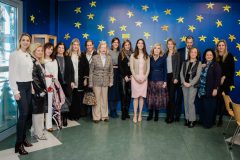 Η  Μαριάννα Β. Βαρδινογιάννη και η  Ariana Rockefeller με μέλη του ΔΣ των Συλλόγων ΕΛΠΙΔΑ και ΟΡΑΜΑ ΕΛΠΙΔΑΣ, και μέλη του Elpida Youth