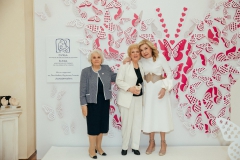 Η Μαριάννα Β. Βαρδινογιάννη και η Μαρία Γιαννίρη με την μητέρα του Στέλιου Κυμπουρόπουλου, Μιρέλλα