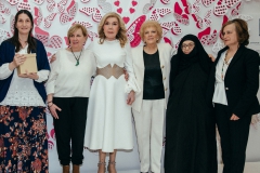 Η Μαριάννα Β. Βαρδινογιάννη με τις βραβευθείσες μητέρες