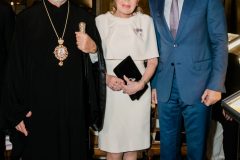 Ο Αρχιεπίσκοπος Θυατείρων και μεγάλης Βρετανίας κύριος Νικήτας με την κυρία Μαριάννα Β . Βαρδινογιάννη και τον ιδρυτικό πρόεδρο της διεθνούς ένωσης φίλων Γεωργίου Παπαγιαννόπουλο