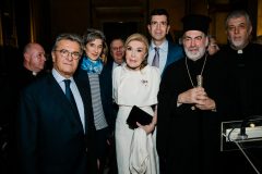 Αρχιεπίσκοπος Θυατείρων και Μεγάλης Βρετανίας κύριος Νικήτας με την κυρία Μαριάννα Β . Βαρδινογιάννη και τον Ιδρυτικό πρόεδρο της Διεθνούς Ένωσης φίλων της Αρχιεπισκοπής κ.Γεώργιο Παπαγιαννόπουλο ,την πρέσβη της Μεγάλης Βρετανίας Kate Smith , τον κύριο Ζαχαρία Πορταλάκη και τον Father Nick Αλεξανδρή