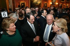 Η Μαριάννα Β. Βαρδινογιάννη με την Άντρη και τον Νίκο Αναστασιάδη