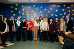 Μαριάννα Β. Βαρδινογιάννη και Μαρινέλλα πλαισιωμένες από μέλη των ΔΣ των Συλλόγων ΕΛΠΙΔΑ και ΟΡΑΜΑ ΕΛΠΙΔΑΣ