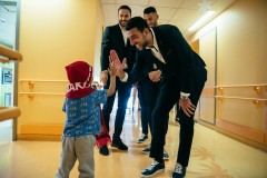 Χαμόγελα χαράς σκόρπισαν οι παίκτες του Ολυμπιακού στα παιδιά της Ογκολογικής Μονάδας Παίδων