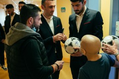 Χαμόγελα χαράς σκόρπισαν οι παίκτες του Ολυμπιακού στα παιδιά της Ογκολογικής Μονάδας Παίδων