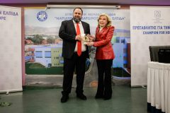 Με ένα στεφάνι ελιάς τίμησε τον Βαγγέλη Μαρινάκη η Μαριάννα Β. Βαρδινογιάννη