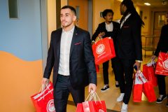 Χαμόγελα και δώρα στα παιδιά προσέφεραν οι παίκτες του Ολυμπιακού
