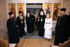 Η Μαριάννα Β. Βαρδινογιάννη με τον Πατριάρχη Αλεξανδρείας και πάσης Αφρικής Θεόδωρο Β, τον Μακαριώτατο Αρχιεπίσκοπο Αθηνών και πάσης Ελλάδος Ιερώνυμο, τον Μητροπολίτη Φθιώτιδος κ. Συμεών και τους ιερείς που συμμετείχαν στην τελετή