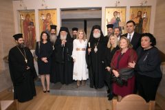 Στο εσωτερικό του Ναού αμέσως μετά τον Αγιασμό Νίκη Κεραμέως, Μητροπολίτης Φθώτιδος Συμεών, Αρχιεπίσκοπος Ιερώνυμος, Μαριάννα Β. Βαρδινογιάννη, Πατριάρχης Αλεξανδρείας Θεόδωρος Β, Φώφη Γεννηματά, Μανώλης Παπασάββας, Βασίλης Κικίλιας, Σίσσυ Παυλοπούλου, Λιάνα Κανέλλη