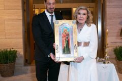 Ο Διοικητής των Νοσοκομείων Παίδων κύριος Μανώλης Παπασάββας προσφέρει στην Μαριάννα Β. Βαρδινογιάννη την εικόνα της Αγίας Άννας