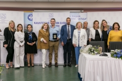 Μαριάννα Β. Βαρδινογιάννη και Μιχάλης Χατζηγιάννης με μέλη των  ΔΣ των Συλλόγων "ΕΛΠΙΔΑ" και "ΟΡΑΜΑ ΕΛΠΙΔΑΣ"
