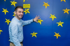 Ο Μιχάλης Χατζηγιάννης τοποθετεί το αστέρι με το όνομά του στον  "Τοίχο των Αστεριών της ΕΛΠΙΔΑΣ"