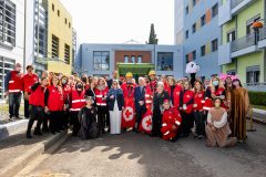 Οι εθελοντές του ΕΕΣ με τον κοινό Διοικητή των Νοσοκομείων Παίδων «Η ΑΓΙΑ ΣΟΦΙΑ» και «Π.&Α. ΚΥΡΙΑΚΟΥ» κύριο Μανώλη Παπασάββα, τη ΓΓ του Σωματείου «ΕΛΠΙΔΑ» κυρία Τζωρτζίνα Έλληνα, τον Πρόεδρο του Ελληνικού Ερυθρού Σταυρού Dr Αντώνη Αυγερινό και τη διευθύντρια του Ξενώνα ΕΛΠΙΔΑ Άννα Παναγοπούλου