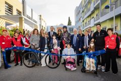 Στιγμιότυπο από την υποδοχή του Σωτήρη Μπαρμπαρόσου από τα παιδιά της ΕΛΠΙΔΑΣ, τους εθελοντές του ΕΕΣ, τον κοινό Διοικητή των Νοσοκομείων Παίδων «Η ΑΓΙΑ ΣΟΦΙΑ» και «Π.&Α. ΚΥΡΙΑΚΟΥ» κύριο Μανώλη Παπασάββα, τον Πρόεδρο του Ελληνικού Ερυθρού Σταυρού Dr Αντώνη Αυγερινό και τα μέλη του Διοικητικού Συμβουλίου και μέλη του Σωματείου ΕΛΠΙΔΑ κυρίες Τζωρτζίνα Έλληνα, Αθανασία Μαρινάκη, Αλίνα Μινέττα, Ντόρα Δημοπούλου, Πέγκυ Φιλίππου