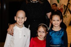 Η Πρόεδρος της ΕΛΠΙΔΑΣ με τους μικρούς ήρωες Κωνσταντίνο, Χριστίνα και Εβίτα