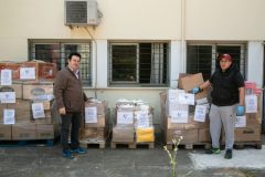 Στιγμιότυπο από την παραλαβή των δεμάτων στο Ίδρυμα Γεωργίου και Αικατερίνης Χατζηκώνστα-Εκπαιδευτικής Μέριμνας Νέων