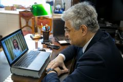O Πρόεδρος των Παιδικών Χωριών SOS Κωνσταντίνος Συρίγος κατά τη διάρκεια του skype
