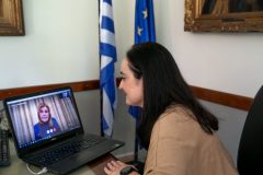 Η Πρόεδρος του Ιδρύματος Γεωργίου και Αικατερίνης Χατζηκώνστα - Εκπαιδευτικής Μέριμνας Νέων κυρία Μαργαρίτα Παναγιωτοπούλου  κατά τη διάρκεια του skype