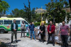 Στιγμιότυπο από την παραλαβή των δεμάτων στα Παιδικά Χωριά SOS Βάρης