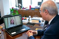 Η Μαριάννα Β. Βαρδινογιάννη συνομιλεί μέσω skype με τον Δήμαρχο Κηφισιάς Γιώργο Θωμάκο