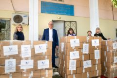 Ο Δήμαρχος Κηφισιάς και το επιτελείο του παραλαμβάνουν τα δέματα αγάπης από το Ίδρυμα "Μαριάννα Β. Βαρδινογιάννη" και την "ΕΛΠΙΔΑ"