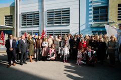 Η Μαριάννα Β. Βαρδινογιάννη μαζί με τα παιδιά υποδέχονται τον Αι Βασίλη στο προαύλιο της Ογκολογικής Μονάδας Παίδων