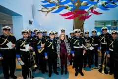 Η Μαριάννα Β. Βαρδινογιάννη με την μπάντα του Πολεμικού Ναυτικού