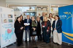 Ινώ Κωνσταντοπούλου, Ελένη Σαμαρά, Μελίνα Δασκαλάκη, Γωγώ Σταθοπούλου (από την ΕΛΠΙΔΑ, το ΟΡΑΜΑ ΕΛΠΙΔΑΣ, και το Ίδρυμα Μαριάννα Β. Βαρδινογιάννη) και από τα ΕΛΤΑ: Δανιήλ Μπεναρδούτ, (Πρόεδρος του ΔΣ των ΕΛΤΑ),  Μπακαλοπουλος Σταύρος (Key Account Manager, Διεύθυνση Β2Β Sales), Παλιούρα Παρασκευή (Deputy Manager, Southern Greece Network), Βίκυ Ματζιάρη (Public Relations Division, Corporate Communication Direction), Εμμανουήλ Αναστασία (Διευθύντρια καταστήματος ΕΛΤΑ Συντάγματος)