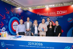Ο Πρόεδρος της Βουλής Νικήτας Κακλαμάνης με τους εκπροσώπους των Συλλόγων ΕΛΠΙΔΑ και ΟΡΑΜΑ ΕΛΠΙΔΑΣ Νούλη Μανώλη, Μανώλη Παπασάββα, Ινώ Κωνσταντοπούλου, Στέλιο Γραφάκο και τους συμβατούς δότες Χριστιάννα και Θανάση