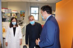 Ο Υπουργός Υγείας ξεναγείται στο Κέντρο Κυτταρικής και Γονιδιακής Θεραπείας