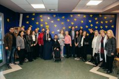 Ο Αρχιεπίσκοπος Αθηναγόρας και ο Στέλιος Κυμπουρόπουλος με την οικογένεια της ΕΛΠΙΔΑΣ