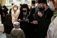 Μικρά παιδιά υποδέχονται τον Οικουμενικό Πατριάρχη