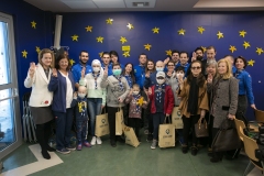 Τα παιδιά της Ογκολογικής Μονάδας και του Ξενώνα της ΕΛΠΙΔΑΣ και μέλη του ΔΣ του Συλλόγου μαζί με την οικογένεια των προσκόπων