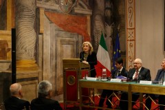 Η Μαριάννα Β. Βαρδινογιάννη κατά τη διάρκεια της ομιλίας της στην Ιταλική Γερουσία