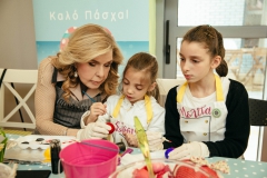 Η Μαριάννα Β. Βαρδινογιάννη με τις μικρές Σίσσυ και Μελίτα