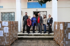Ο Δήμαρχος Κηφισιάς Γιώργος Θωμάκος με την κυρία Νίνα Βλάχου και συνεργάτες τους στον Δήμο Κηφισιάς κατά την παραλαβή των δεμάτων