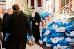 Στιγμιότυπα από την παράδοση των δεμάτων αγάπης στην Ι.Μ. Νικαίας