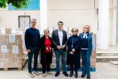1.	Ο Δήμαρχος Κηφισιάς Βασίλης Ξυπολυτάς με την Ελένη Σαμαρά ,την Νίνα Βλάχου και εργαζομένους στον Δήμο Κηφισιάς