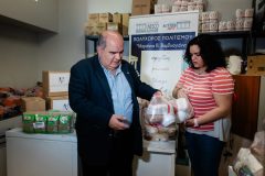 Στιγμιότυπο από την παράδοση δεμάτων στις Δομές Κοινωνικής Ένταξης